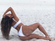 Jessica Burciaga od świtu na plaży